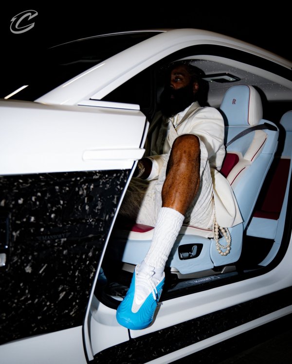 最新上线配资app 😍这谁顶得住！哈登全白西装领结配短裤球鞋驾驶大劳进入球馆！