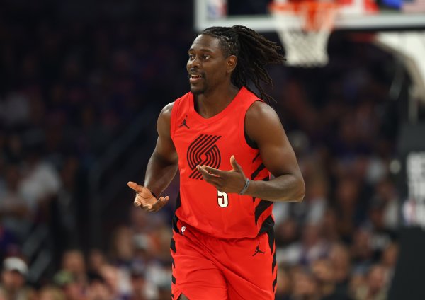 配资公司排名10强 进攻无敌啊！霍勒迪半场10中7砍下17分3板1助1断 次节连中三分球