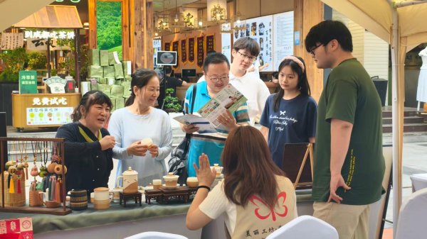 实盘配资官网 新华鲜报|以爱助残，一日更每日