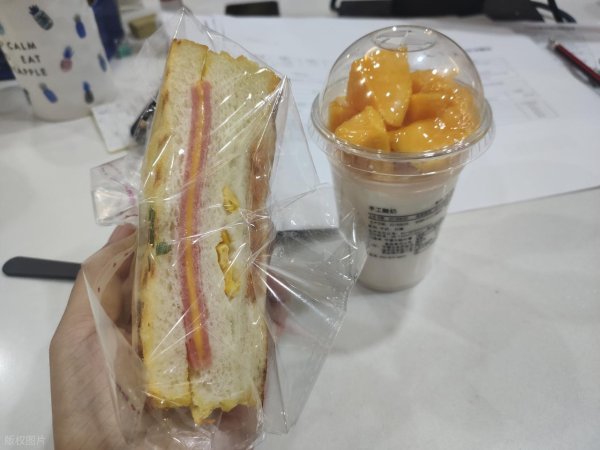 新手配资 白人饭的秘密：为啥美剧里的人午餐就吃个三明治，真能吃饱吗？